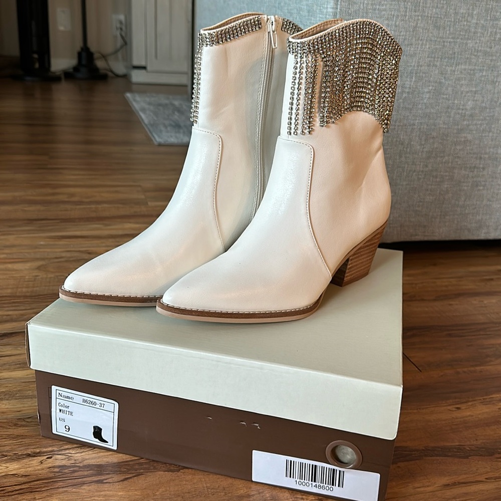 Vici White Western Ankle Boots with Silver Fringe sz 9